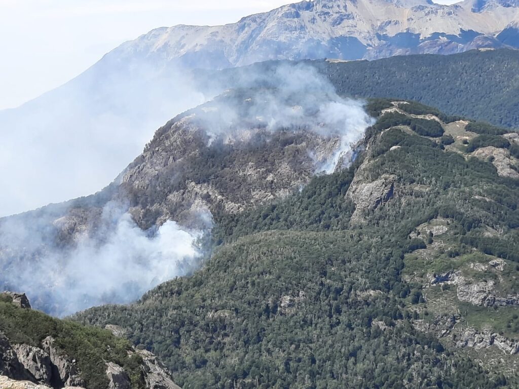 Autoridades de Los Lagos informan que se comienza a combatir incendio proveniente de Argentina 1 (1)